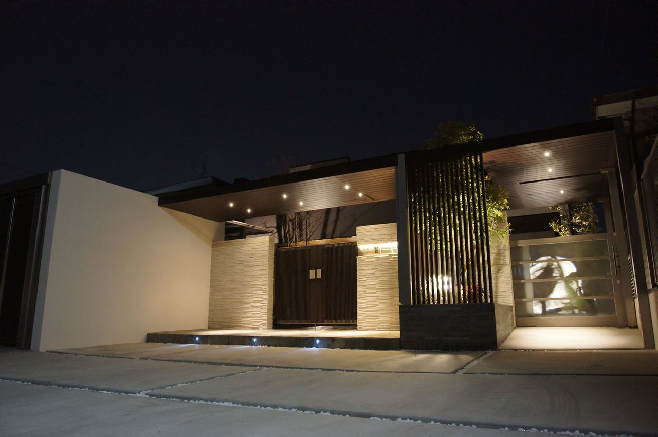 和モダンなクローズ外構の厳かなライトアップの様子です 愛知県の外構ショップ Wise Gallery ワイズギャラリー エクステリア日記