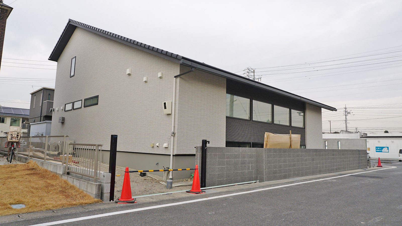 常滑市 高さ3mの迫力のある3台用ゲートが出来て来ました 愛知県の外構ショップ Wise Gallery ワイズギャラリー エクステリア日記 常滑市 高さ3mの迫力のある3台用ゲートが出来て来ました 愛知県の外構ショップ Wise Gallery ワイズギャラリー エクステリア日記