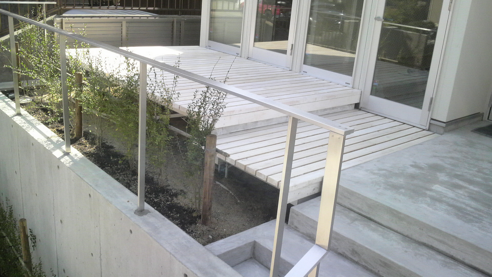 ステンレス製のスタイリッシュな手すり 愛知県の外構ショップ Wise Gallery ワイズギャラリー エクステリア日記