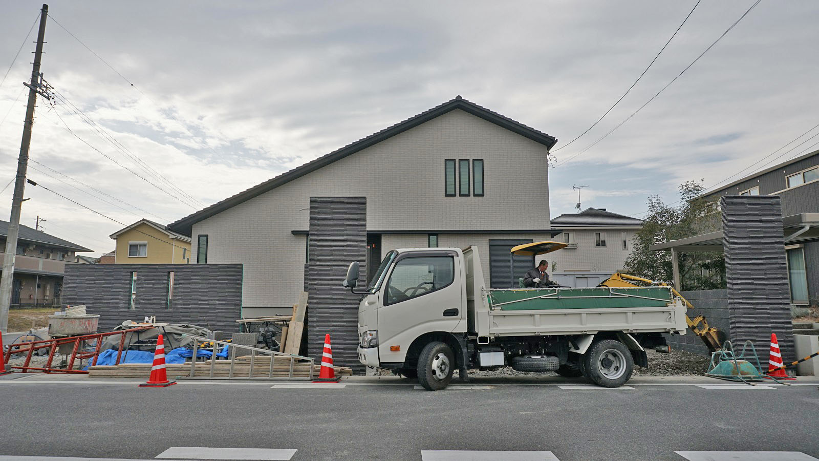 常滑市 高さ3mの迫力のある3台用ゲートが出来て来ました 愛知県の外構ショップ Wise Gallery ワイズギャラリー エクステリア日記 常滑市 高さ3mの迫力のある3台用ゲートが出来て来ました 愛知県の外構ショップ Wise Gallery ワイズギャラリー エクステリア日記