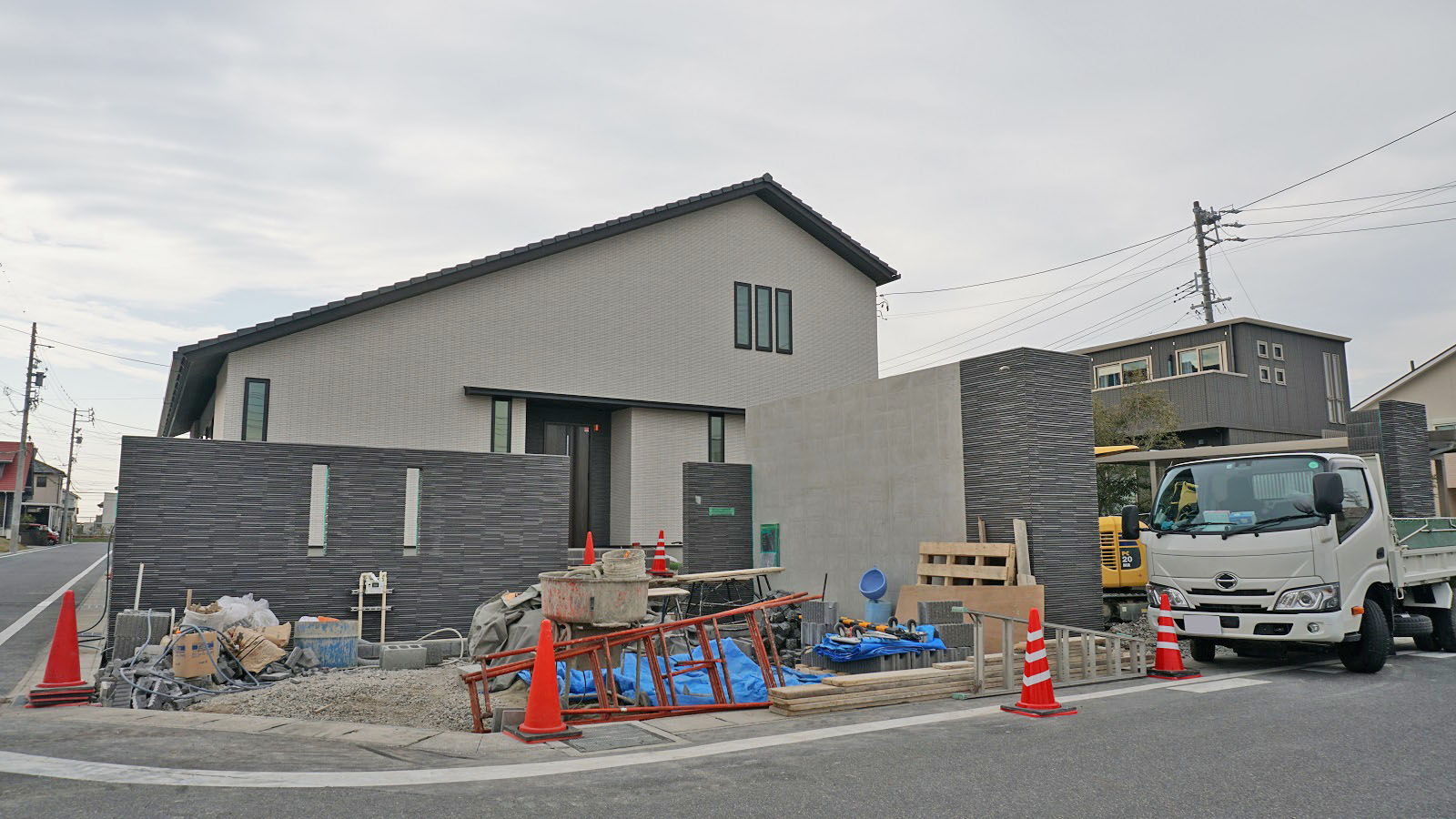 常滑市 高さ3mの迫力のある3台用ゲートが出来て来ました 愛知県の外構ショップ Wise Gallery ワイズギャラリー エクステリア日記 常滑市 高さ3mの迫力のある3台用ゲートが出来て来ました 愛知県の外構ショップ Wise Gallery ワイズギャラリー エクステリア日記