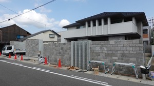 (2)