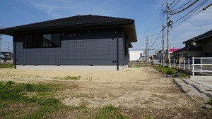 (4)
