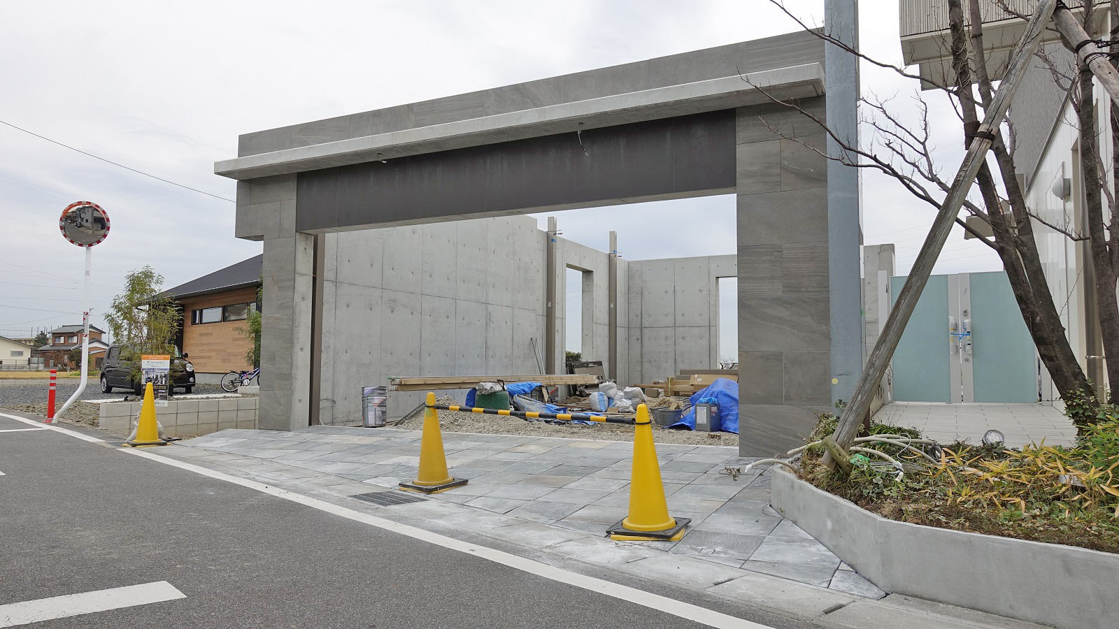 高さ5ｍ 長さ12ｍのrcガレージの仕上げの様子です 愛知県の外構ショップ Wise Gallery ワイズギャラリー エクステリア日記