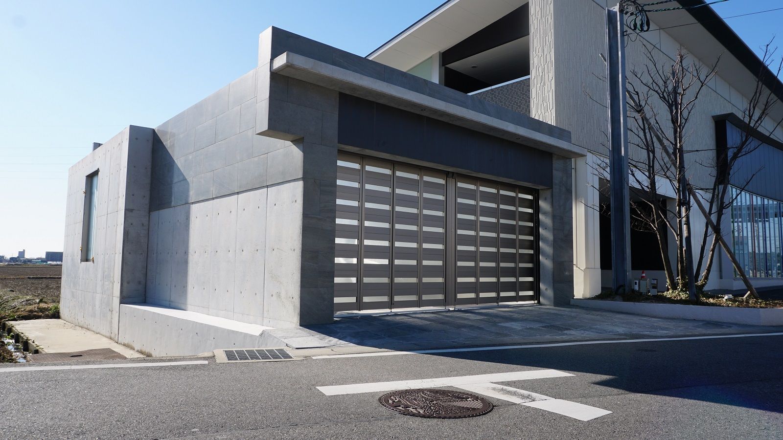 高さ5m 奥行き12mのrc躯体の4台用ガレージが完成しました 愛知県の外構ショップ Wise Gallery ワイズギャラリー エクステリア日記 高さ5m 奥行き12mのrc躯体の4台用ガレージが完成しました 愛知県の外構ショップ Wise Gallery ワイズギャラリー エクステリア日記
