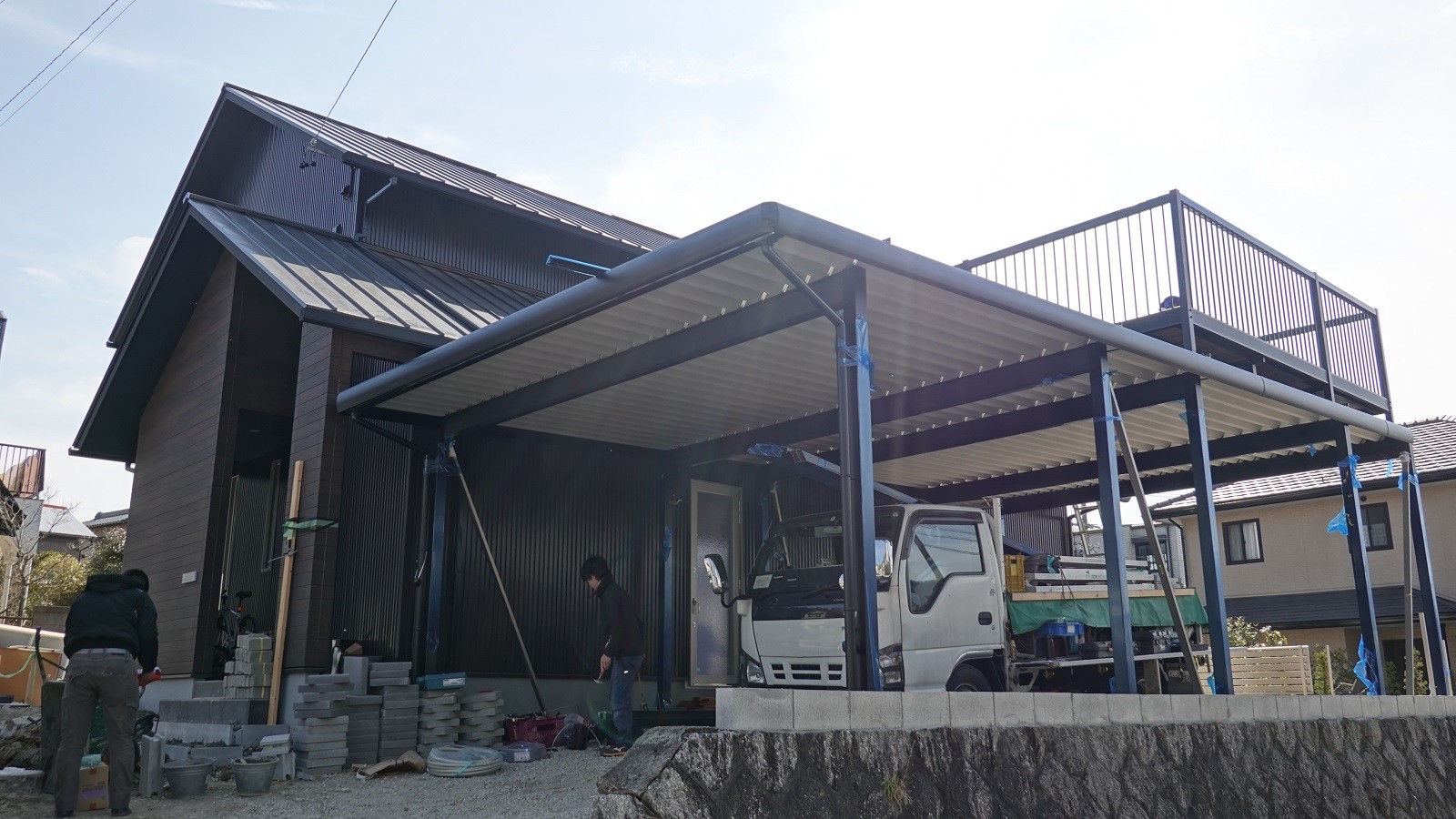 バルコニーカーポート付きの巨大な折板カーポートです 愛知県の外構ショップ Wise Gallery ワイズギャラリー エクステリア日記