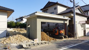 (3)