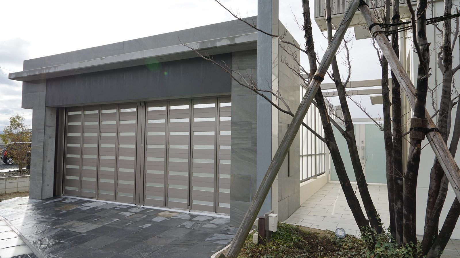 高さ5m 奥行き12mのrc躯体の4台用ガレージが完成しました 愛知県の外構ショップ Wise Gallery ワイズギャラリー エクステリア日記 高さ5m 奥行き12mのrc躯体の4台用ガレージが完成しました 愛知県の外構ショップ Wise Gallery ワイズギャラリー エクステリア日記