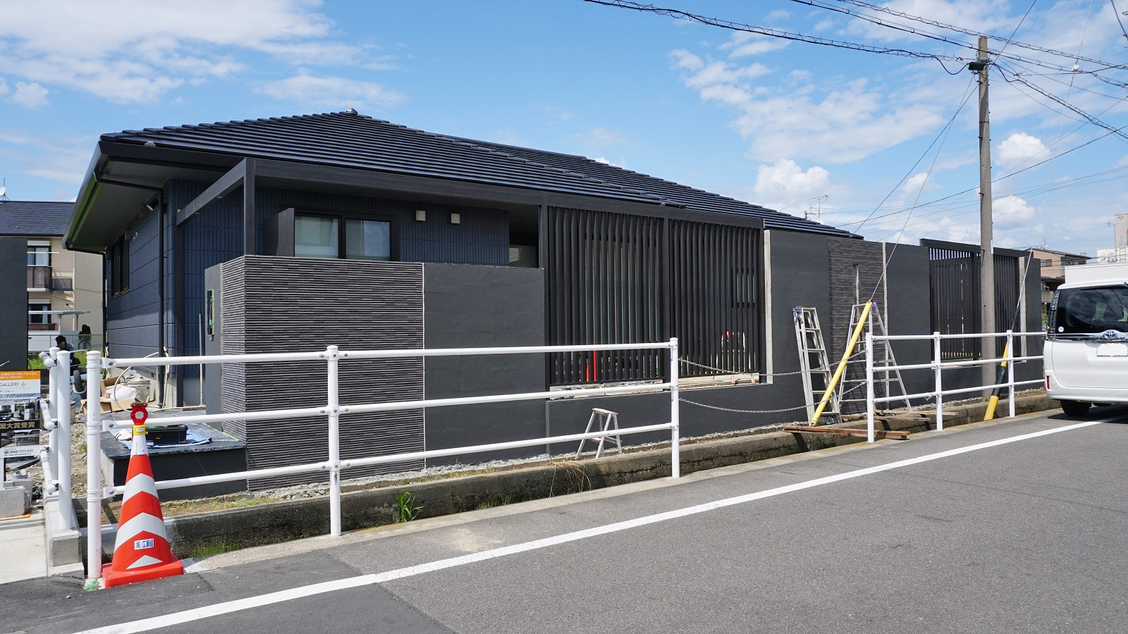 平屋のﾍｰﾍﾞﾙﾊｳｽ ﾒﾃｵﾌﾞﾙｰ 黒茶のｴﾊﾞｰｱｰﾄｽｸﾘｰﾝの美しい外構です 愛知県の外構ショップ Wise Gallery ワイズギャラリー エクステリア日記