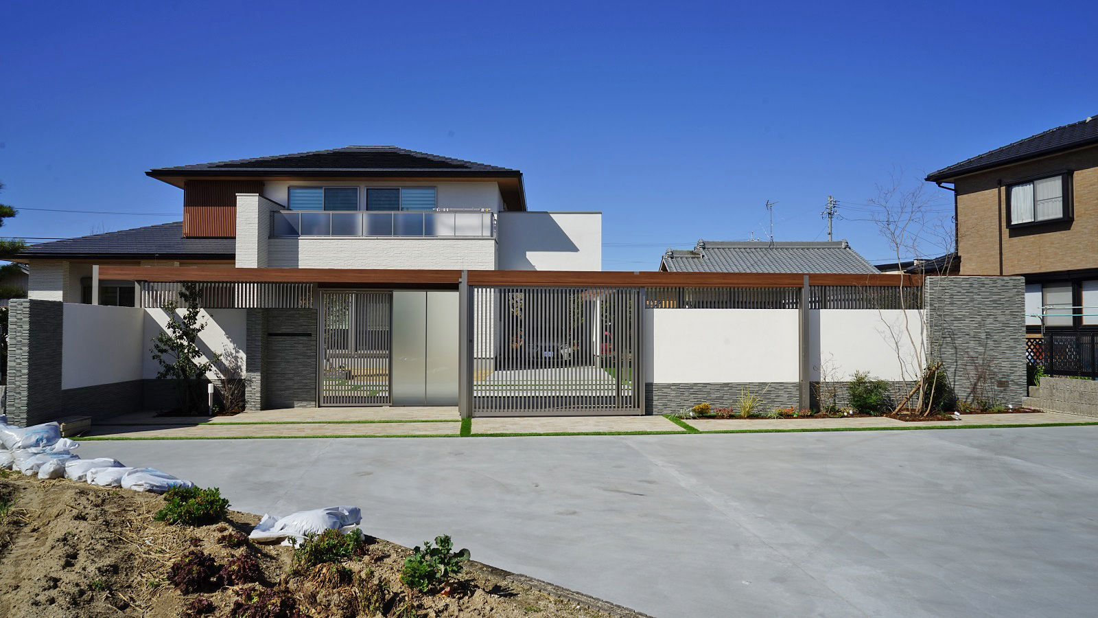 鮮烈で典雅な佇まいの和モダン クローズ外構が完成しました 愛知県の外構ショップ Wise Gallery ワイズギャラリー エクステリア日記