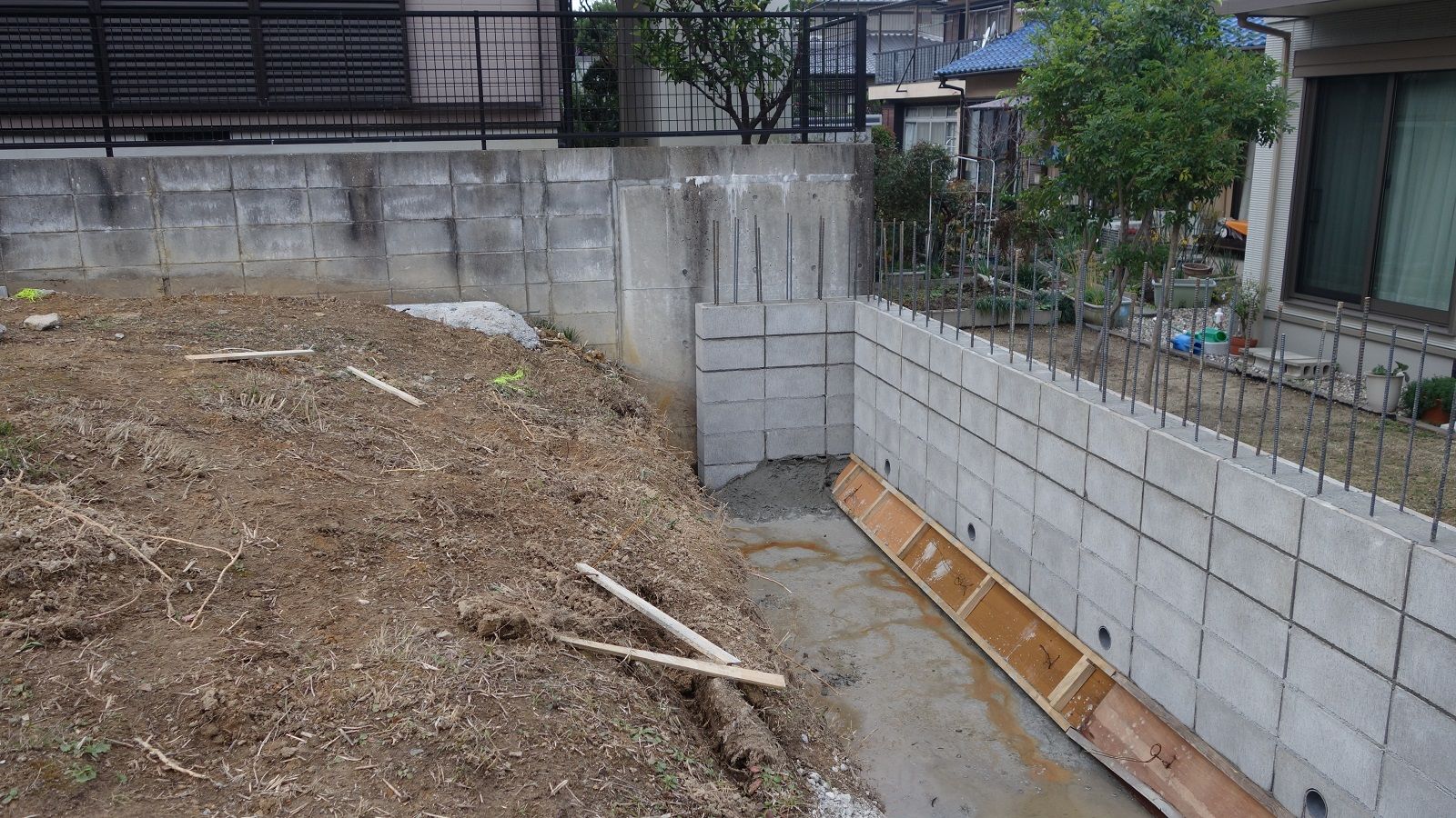 名古屋市名東区 住友林業の型枠ブロックでの土留め工事です。 : 愛知県の外構ショップ **Wise GALLERY** (ワイズギャラリー