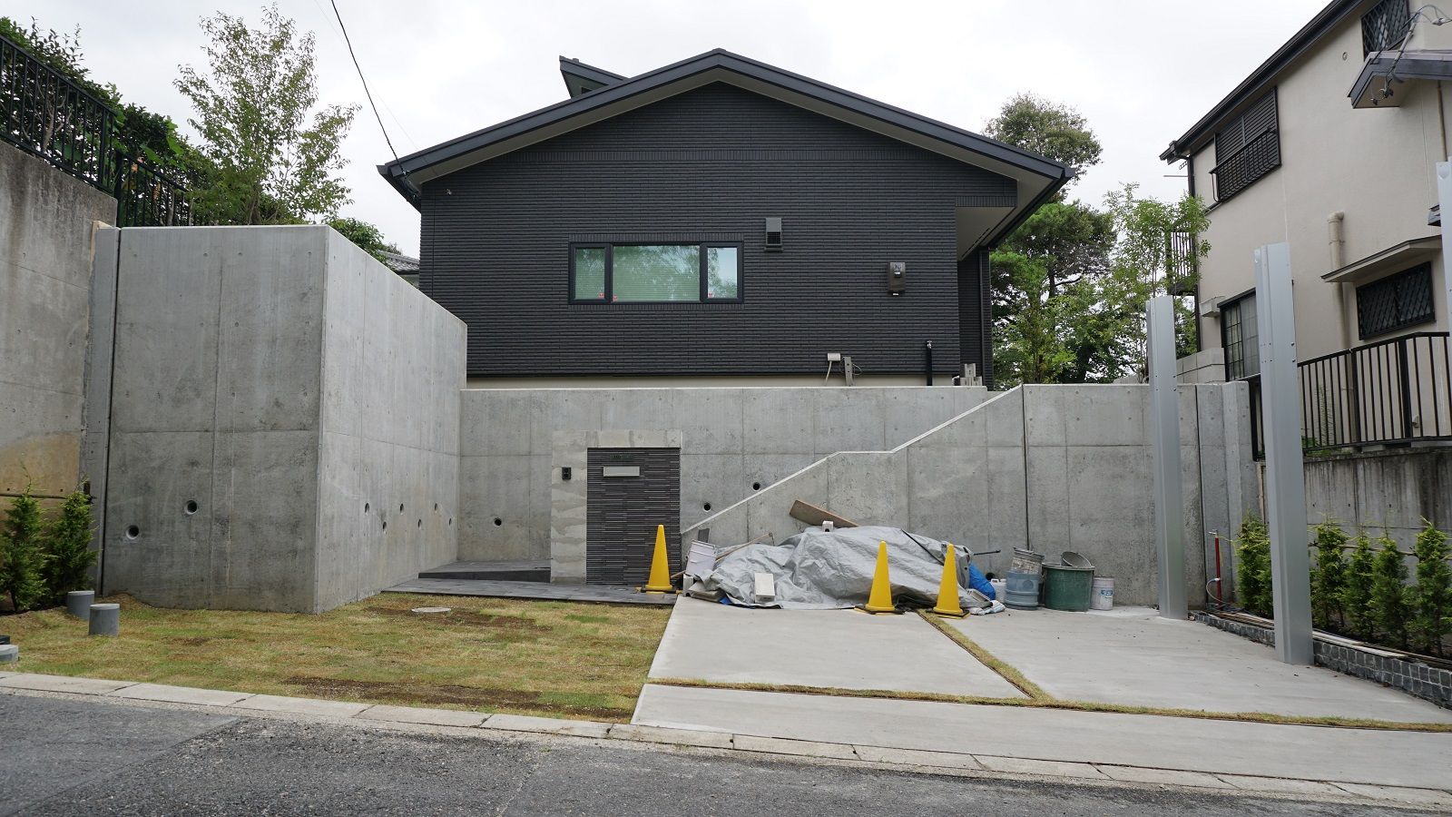 漆黒のi Smartとrc擁壁の武骨な組み合わせのｴｸｽﾃﾘｱです 愛知県の外構ショップ Wise Gallery ワイズギャラリー エクステリア日記