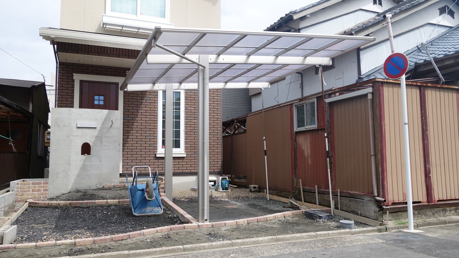 アプローチまで雨除け出来る便利なカーポートです 愛知県の外構ショップ Wise Gallery ワイズギャラリー エクステリア日記 アプローチまで雨除け出来る便利なカーポートです 愛知県の外構ショップ Wise Gallery ワイズギャラリー エクステリア日記