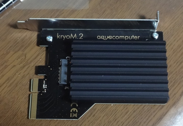 M.2 SSDのPCI-E変換ボード「Aquacomputer kryoM.2」が激冷え