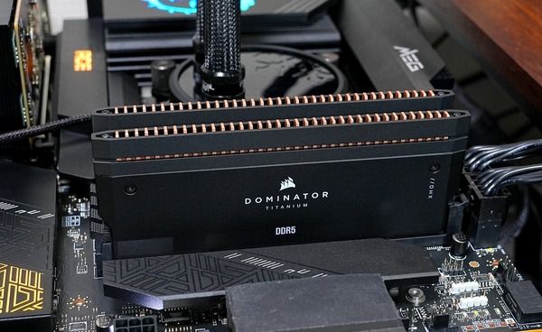 CORSAIR DOMINATOR TITANIUM RGB DDR5