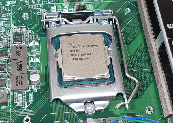 QNAP TVS-472XT_Core i7 8700T review_03894_DxO