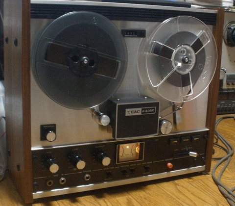 オープンデッキの修理をやっています。今回は TEAC A-2300 : オープン
