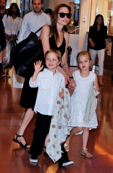 angelina-jolie-and-her-children-arrive-in-tokyo_1