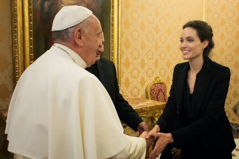 080115_Jolie_meet_pope_04