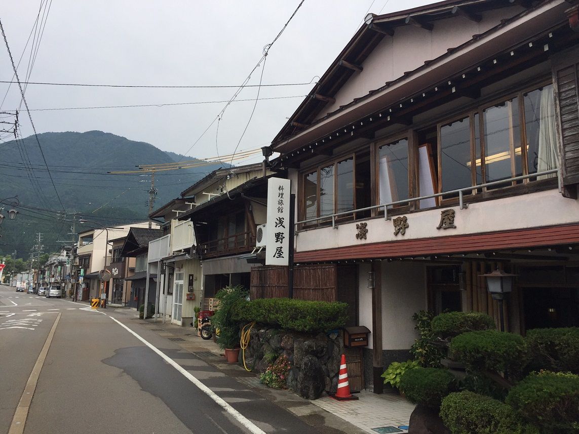 美濃白鳥 料理旅館 浅野屋 で 長良川の鮎を E Typeのガレージ Part 2 美濃白鳥 料理旅館 浅野屋 で 長良川の鮎を E Typeのガレージ Part 2