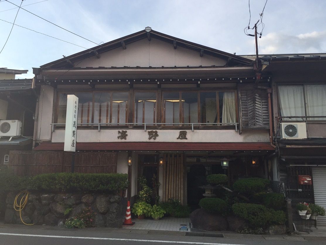 美濃白鳥 料理旅館 浅野屋 で 長良川の鮎を E Typeのガレージ Part 2 美濃白鳥 料理旅館 浅野屋 で 長良川の鮎を E Typeのガレージ Part 2