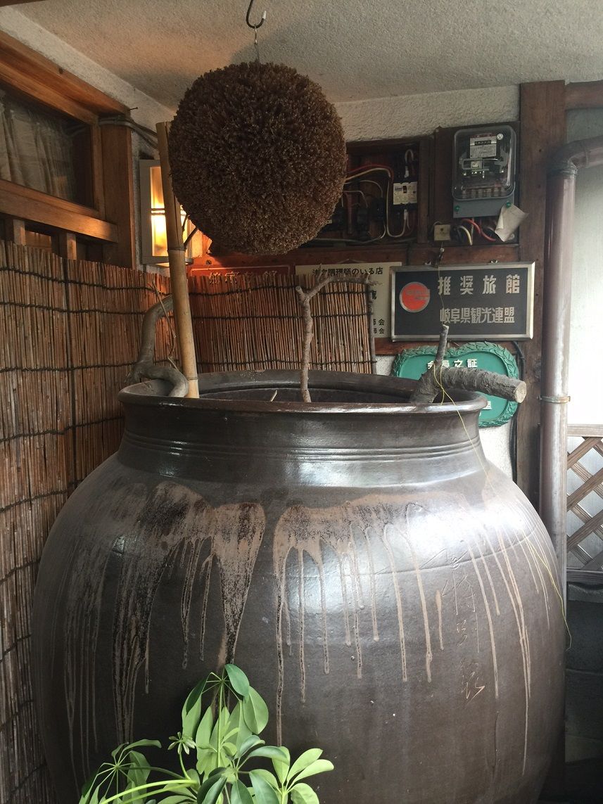 美濃白鳥 料理旅館 浅野屋 で 長良川の鮎を E Typeのガレージ Part 2 美濃白鳥 料理旅館 浅野屋 で 長良川の鮎を E Typeのガレージ Part 2