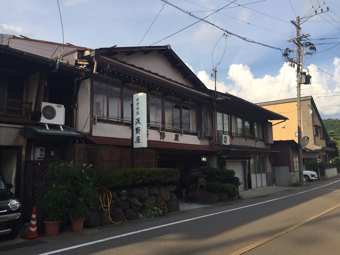 美濃白鳥 料理旅館 浅野屋 で 長良川の鮎を E Typeのガレージ Part 2 美濃白鳥 料理旅館 浅野屋 で 長良川の鮎を E Typeのガレージ Part 2