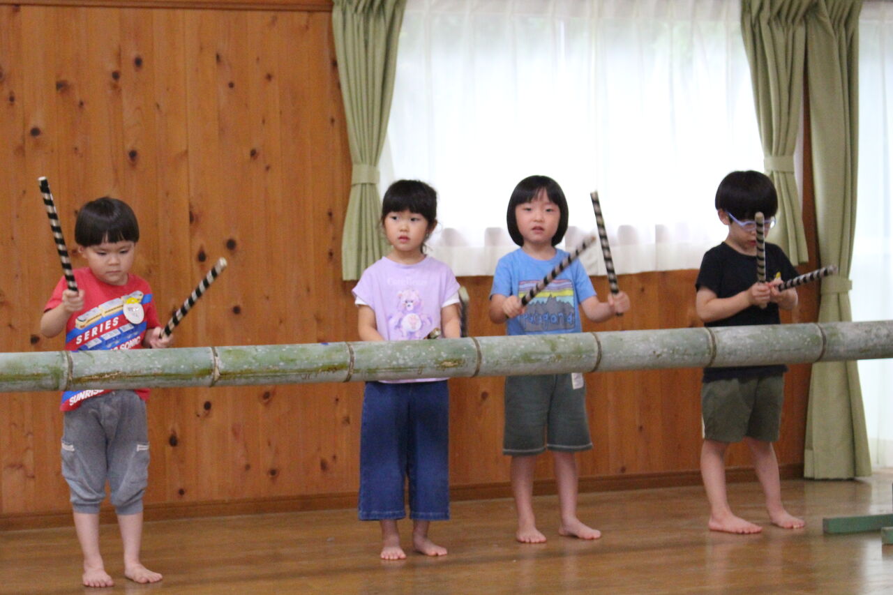 763 R2.7.6㈪4才ひばり組竹太鼓の様子 : 千葉市/若竹保育園のブログ