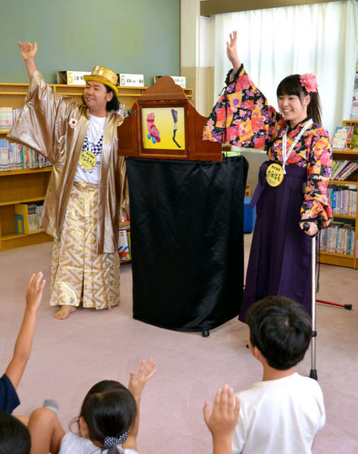 紙芝居師･かみはるさん(右)とﾔﾑちゃんさん