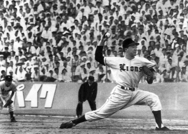 1958年の日本ｼﾘｰｽﾞ巨人戦で力投する稲尾和久