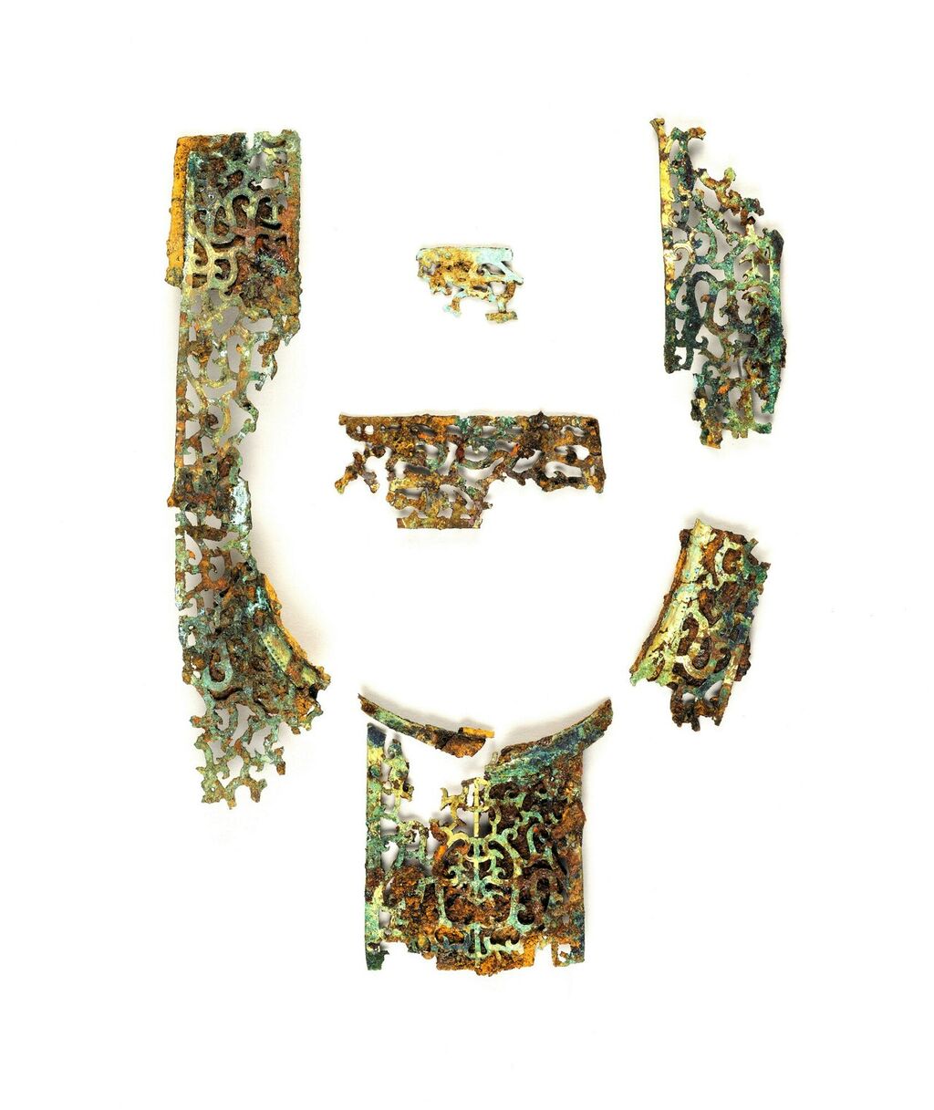 龍文透かし彫り置物 国宝に匹敵｣、古墳時代のよろいの一部か 龍の文様を透かし彫り