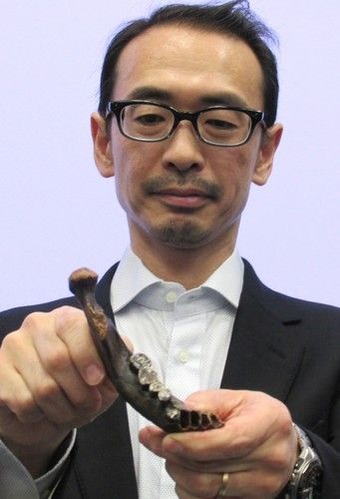 下顎の化石(レプリカ)を手にする海部陽介研究グループ長