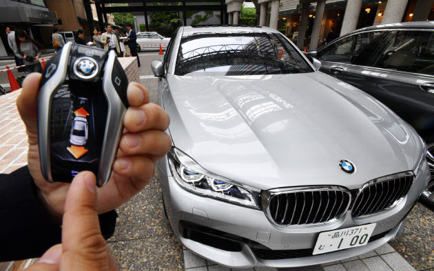 降車後スマホで自動駐車 メルセデス ベンツが技術公開 サイクリング ウォーキング