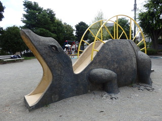 ①恐竜型の遊具(薬師台青空公園)左側