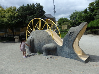 ②恐竜型の遊具(薬師台青空公園)右側
