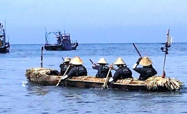 与那国島を目指し、5人の漕ぎ手を乗せて出発した丸木舟