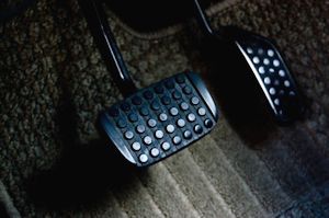 車 アクセルペダル