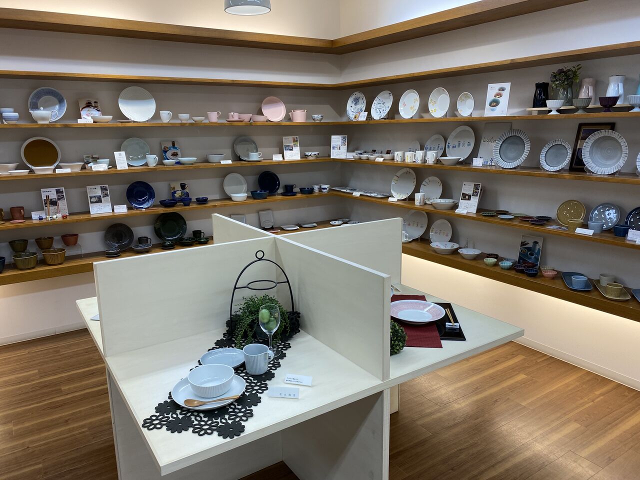 モダンでカラフルな 波佐見焼 を堪能するスポット 波佐見町陶芸の館観光交流センター くらわん館 長崎県波佐見町 くるま旅でぶらり日本めぐり