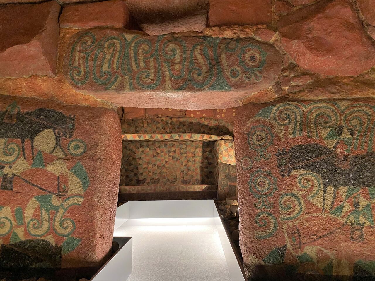 国宝級の色彩鮮やかな装飾古墳にうっとり 王塚装飾古墳館 福岡県嘉穂郡桂川町 くるま旅でぶらり日本めぐり