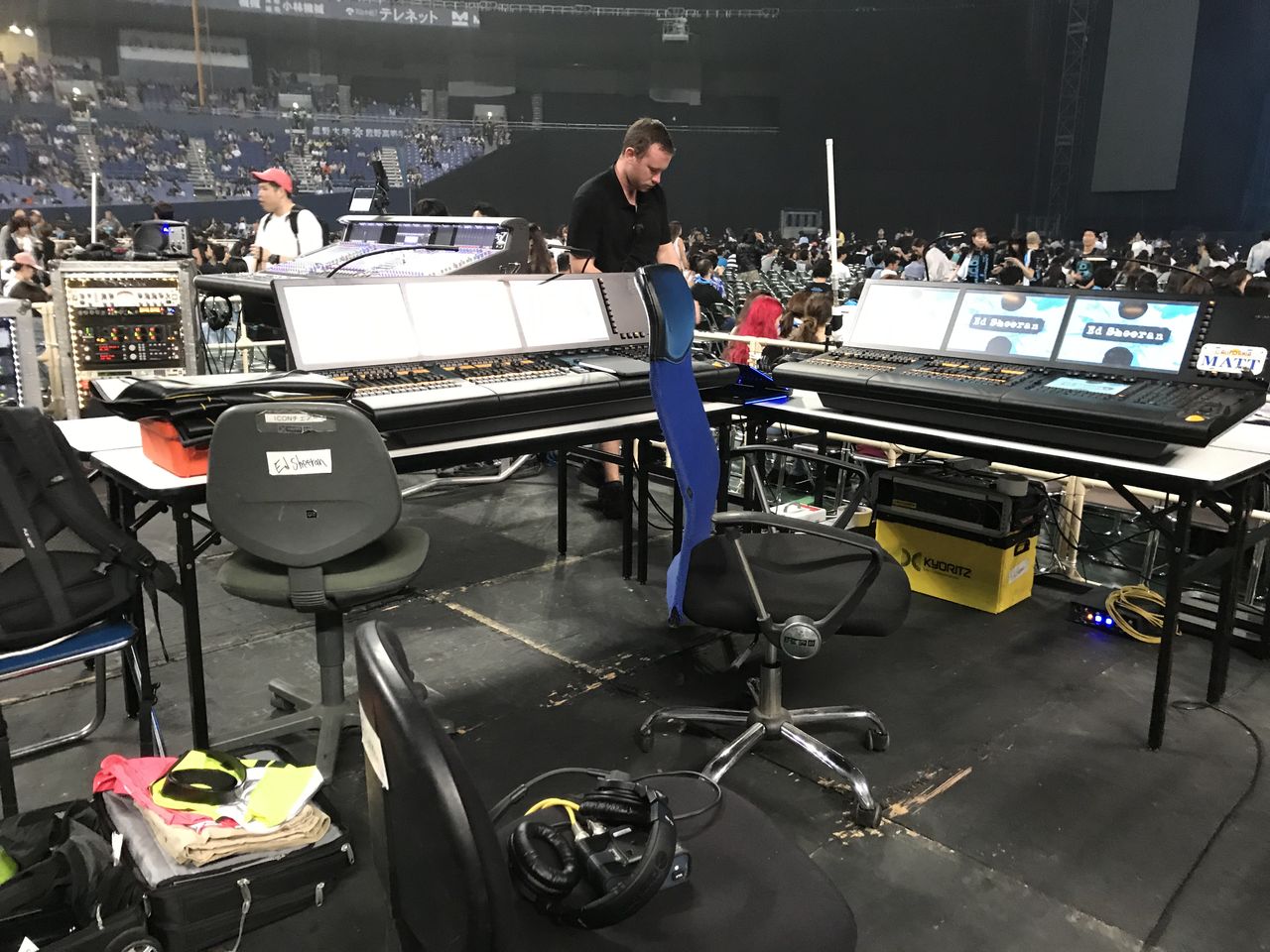 最新ライブの音響 照明卓に興味深々 くるま旅でぶらり日本めぐり