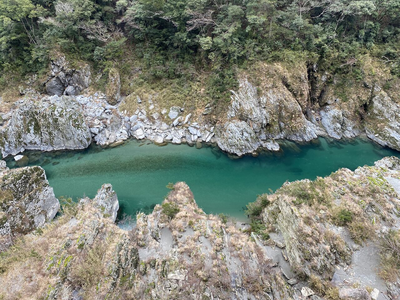 くるま旅でぶらり日本めぐり
緑色片岩に映える吉野川「大歩危・小歩危峡」(徳島県三好市)
コメント もりのくま
