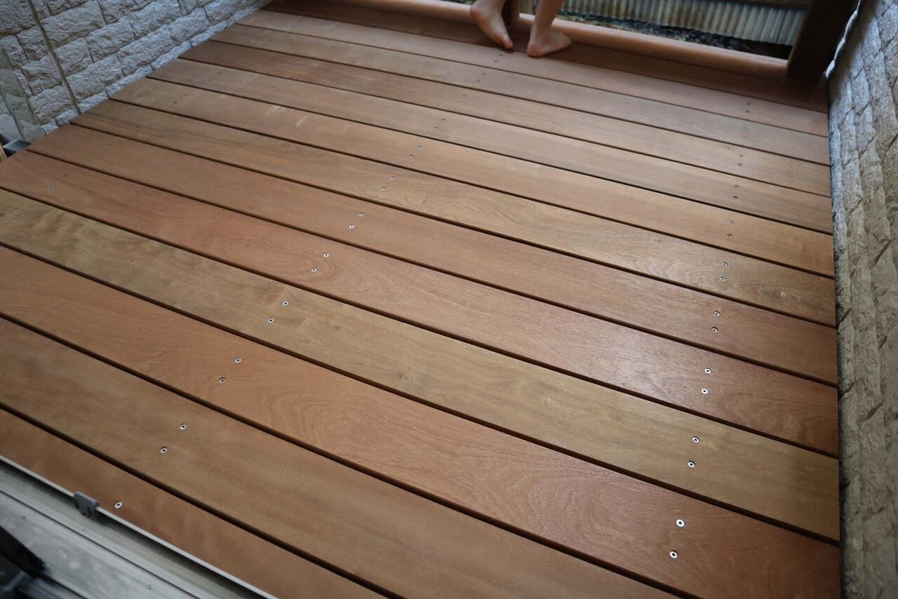 ハードウッドの木の感触と耐久性に感動 ウッドデッキ体験談 ハードウッドによる ハードウッドの木の感触と耐久性に感動 ウッドデッキ体験談 ハードウッドによる