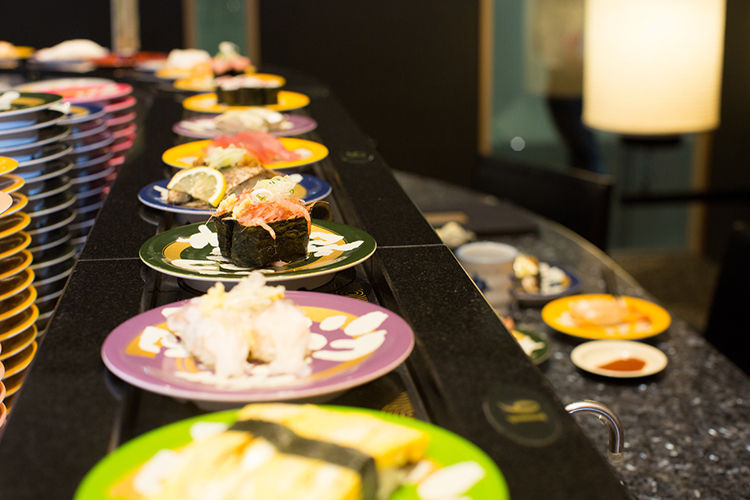 回転寿司で回っているのは汚いからって注文したのしか食わない奴ｗｗｗ 食い食いブログ