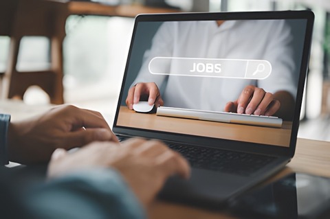 派遣社員はなぜ派遣を選ぶのか?5年間のデータで見える働き方のリアル