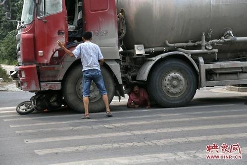 タンクローリーに巻き込まれた女性 二度轢きはやめて と泣きながら命乞い ニュース72