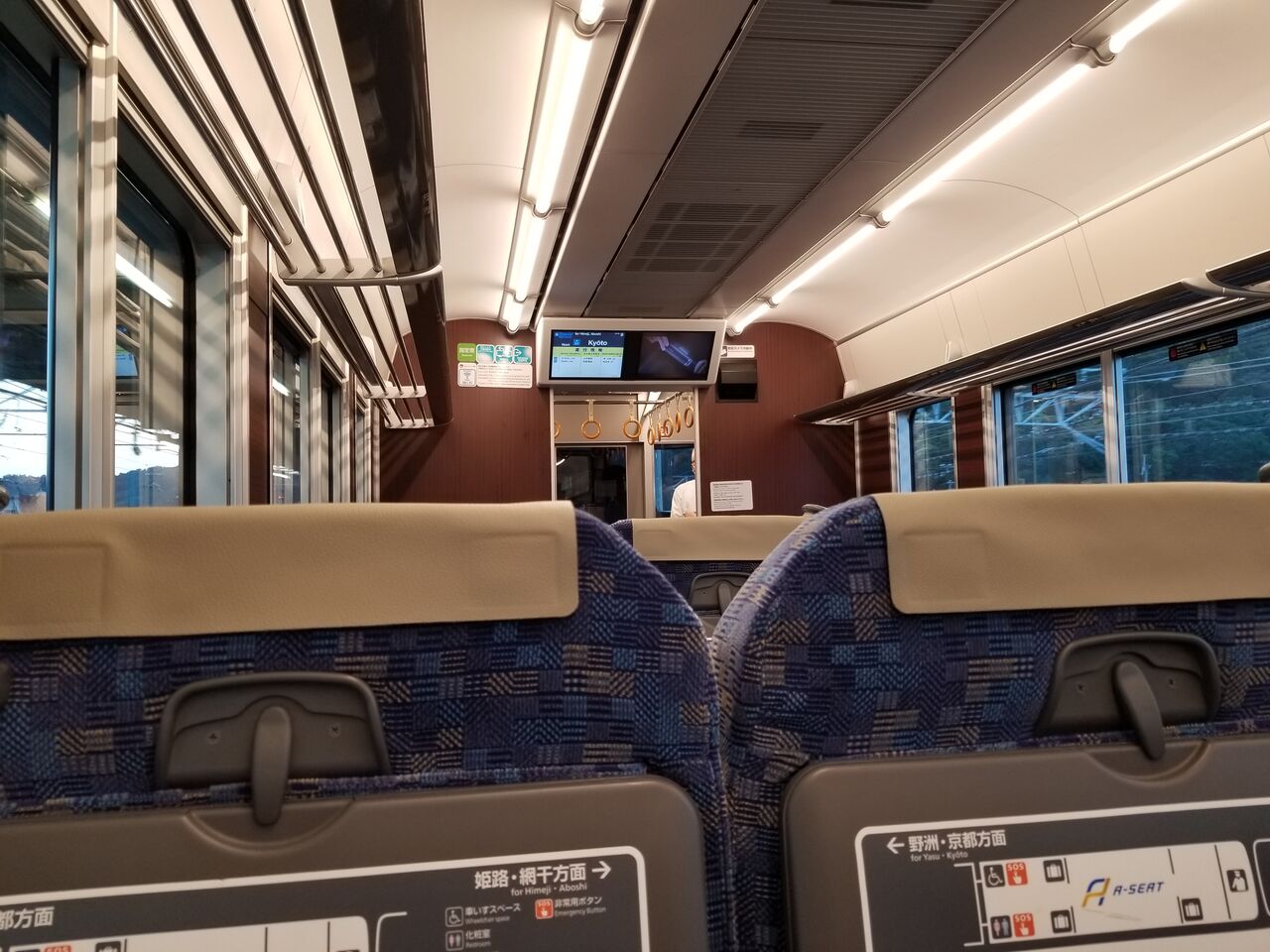 JR西日本：有料座席・新快速”Aシート”の乗務員室側のデッキが有料