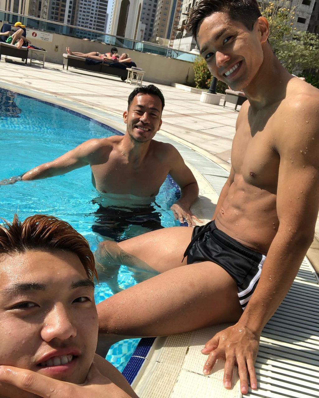日本代表 武藤さん 腹筋やばすぎ 堂安律が公開したプールサイドの サムライ3ショット にファン反響 アジア杯 Football Select 日本代表 武藤さん 腹筋やばすぎ 堂安律が公開したプールサイドの サムライ3ショット にファン反響 アジア杯 Football Select