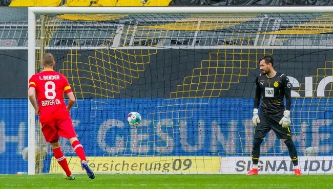 ブンデスリーガ ドルトムントgkがpk阻止放棄 双子ベンダーの引退ラストシーンがいい Football Select