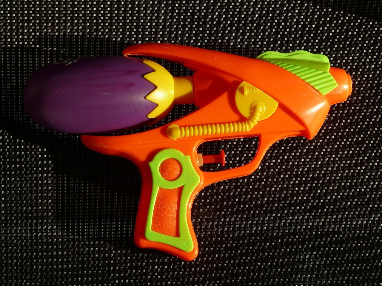 小さい子用なのに高威力 2歳の次男に買った消火器型水鉄砲 お家が一番 小さい子用なのに高威力 2歳の次男に買った消火器型水鉄砲 お家が一番
