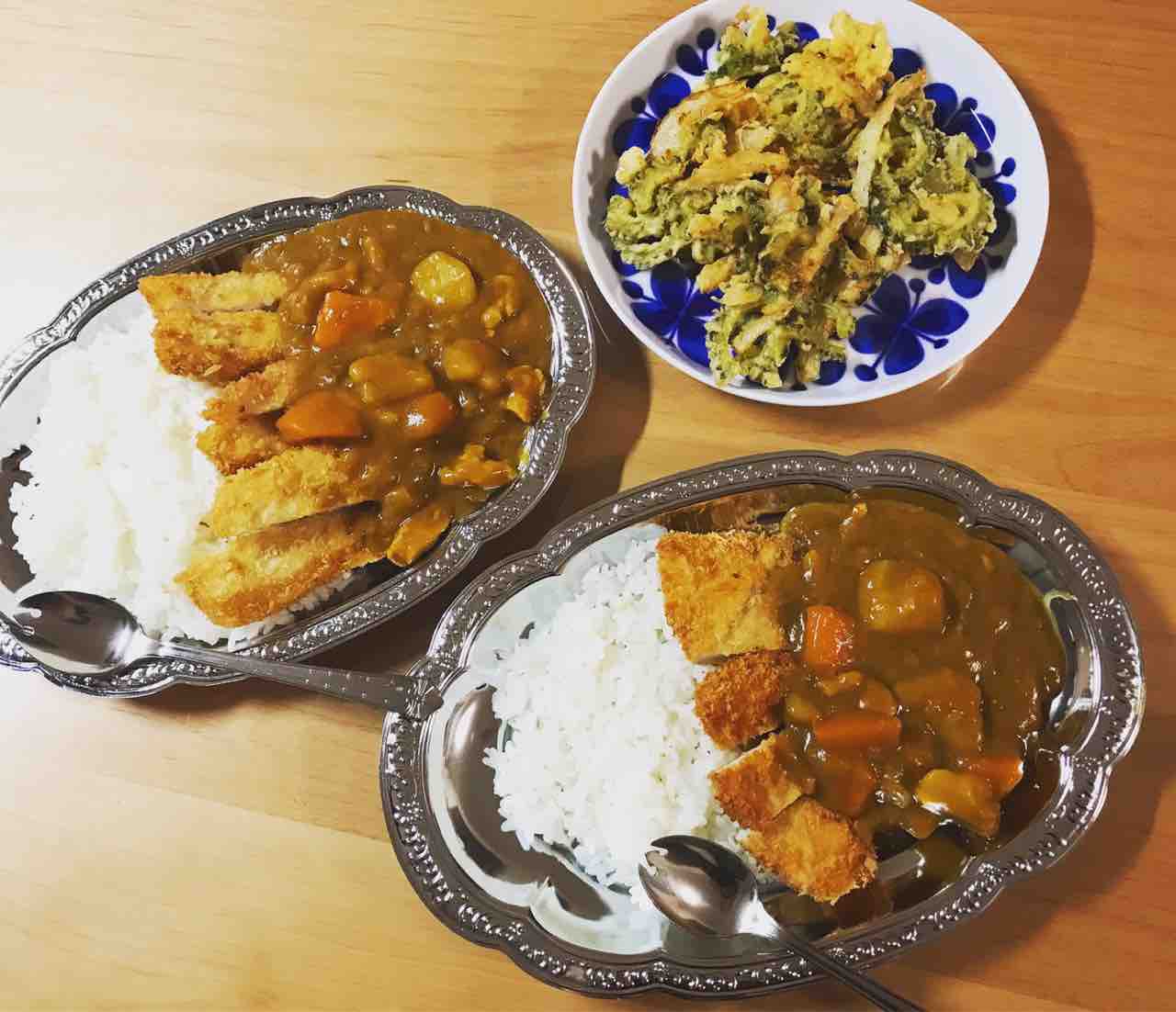 我が家の晩酌 皿とスプーンによって引き立つカツカレー お家が一番